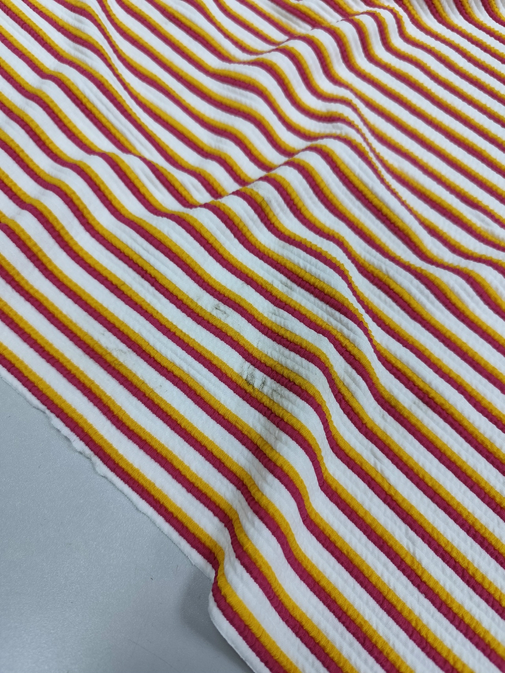 Капитоний/ Полоска красно/желтая (брак: встречается грязь по всему полотну)