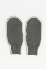 Серые варежки с белой обвязкой