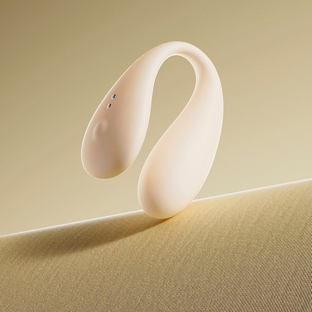 Бежевый вибратор для ношения 8,9см с управлением через приложение BeYourLover Carla VV468A