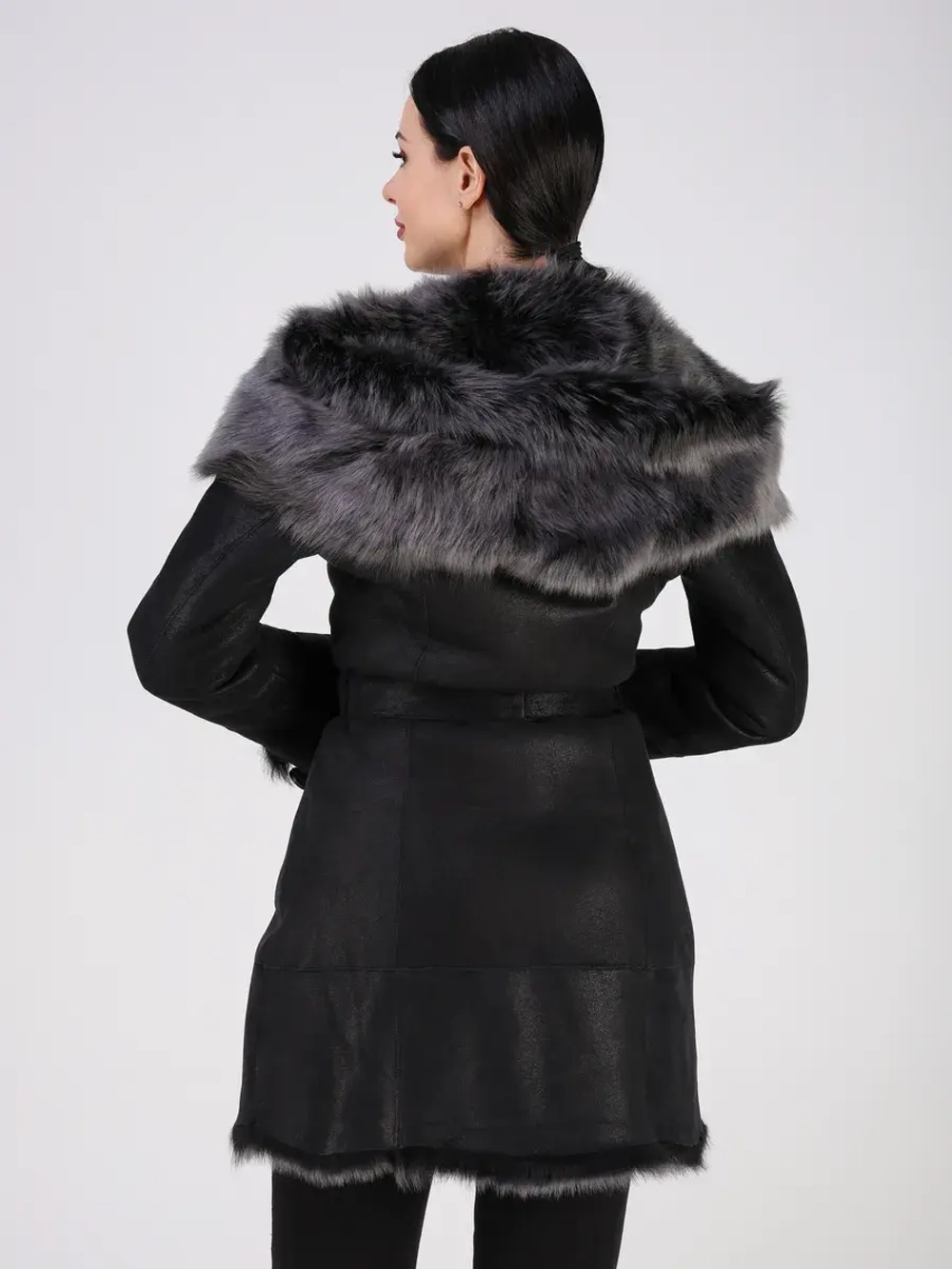 Дубленка зимняя натуральная с капюшоном короткая