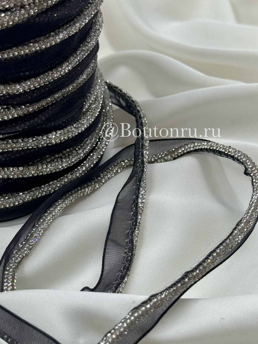 Кант на черной органзе со стразовым шнуром