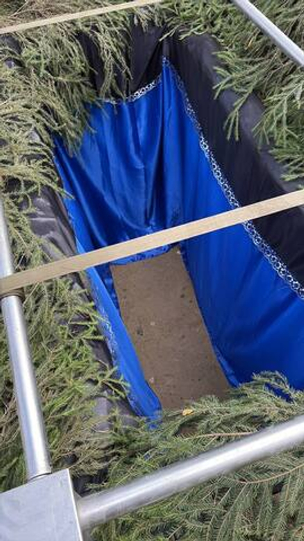 Драпировка могилы.