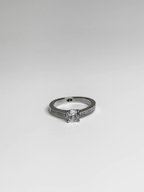 Кольцо классическое с россыпью