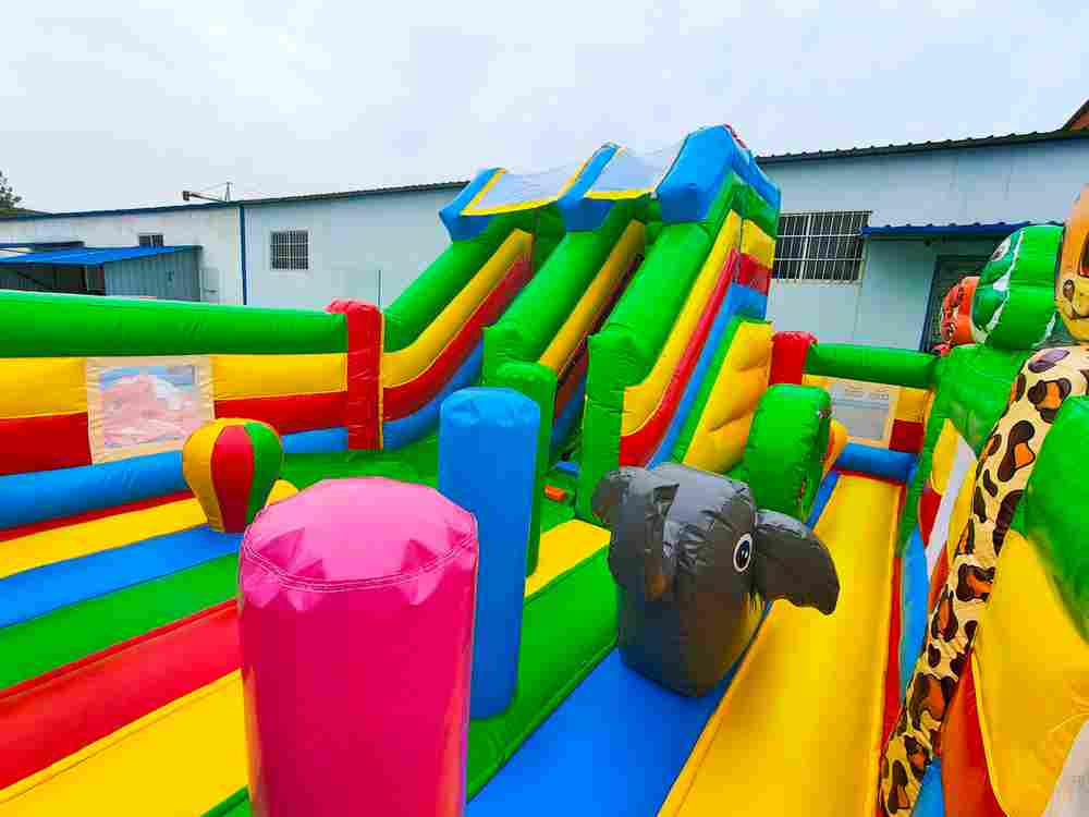 Надувной батут «Звериный мир 2» с горкой и аркой 7*5*4,2 м