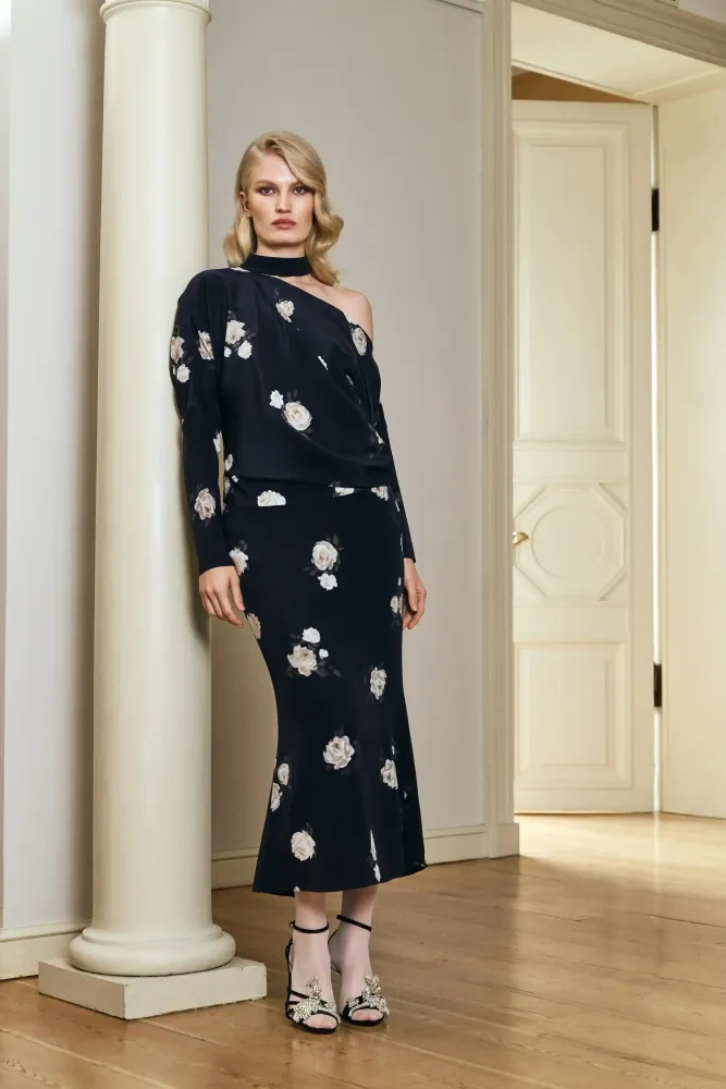 Anika top, топ с длинным рукавом и чокером из молочного крепдешина с цветочным принтом