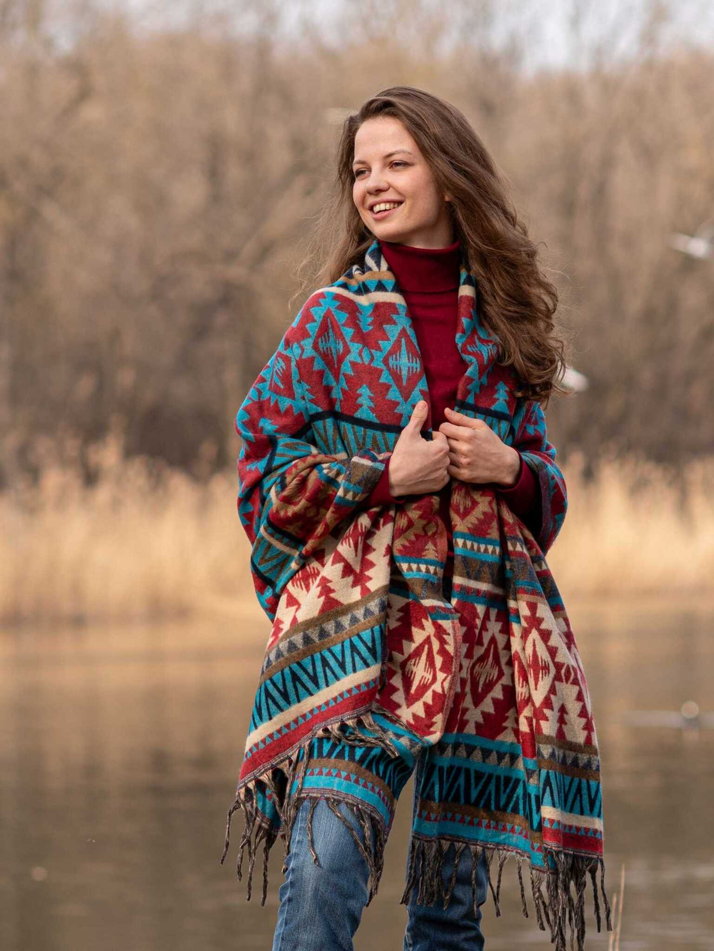 Теплый палантин с орнаментом