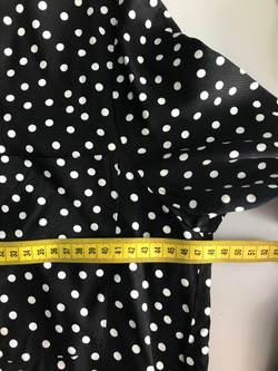 Платье практичное в горошек, маркировка XS, визуально 42 размер