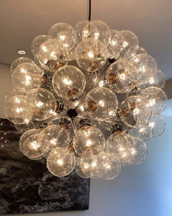 Эффектная дизайнерская люстра с прозрачными стеклянными плафонами в форме шаров ✨