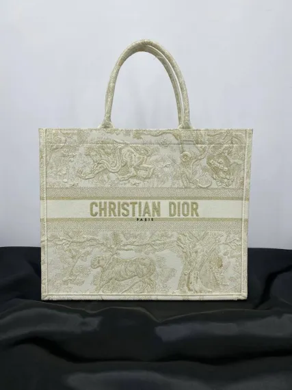 Сумка Dior Book Tote, модель среднего формата золотой