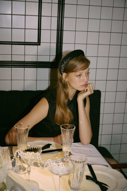 Кокошник с металлическими шарами по одному краю