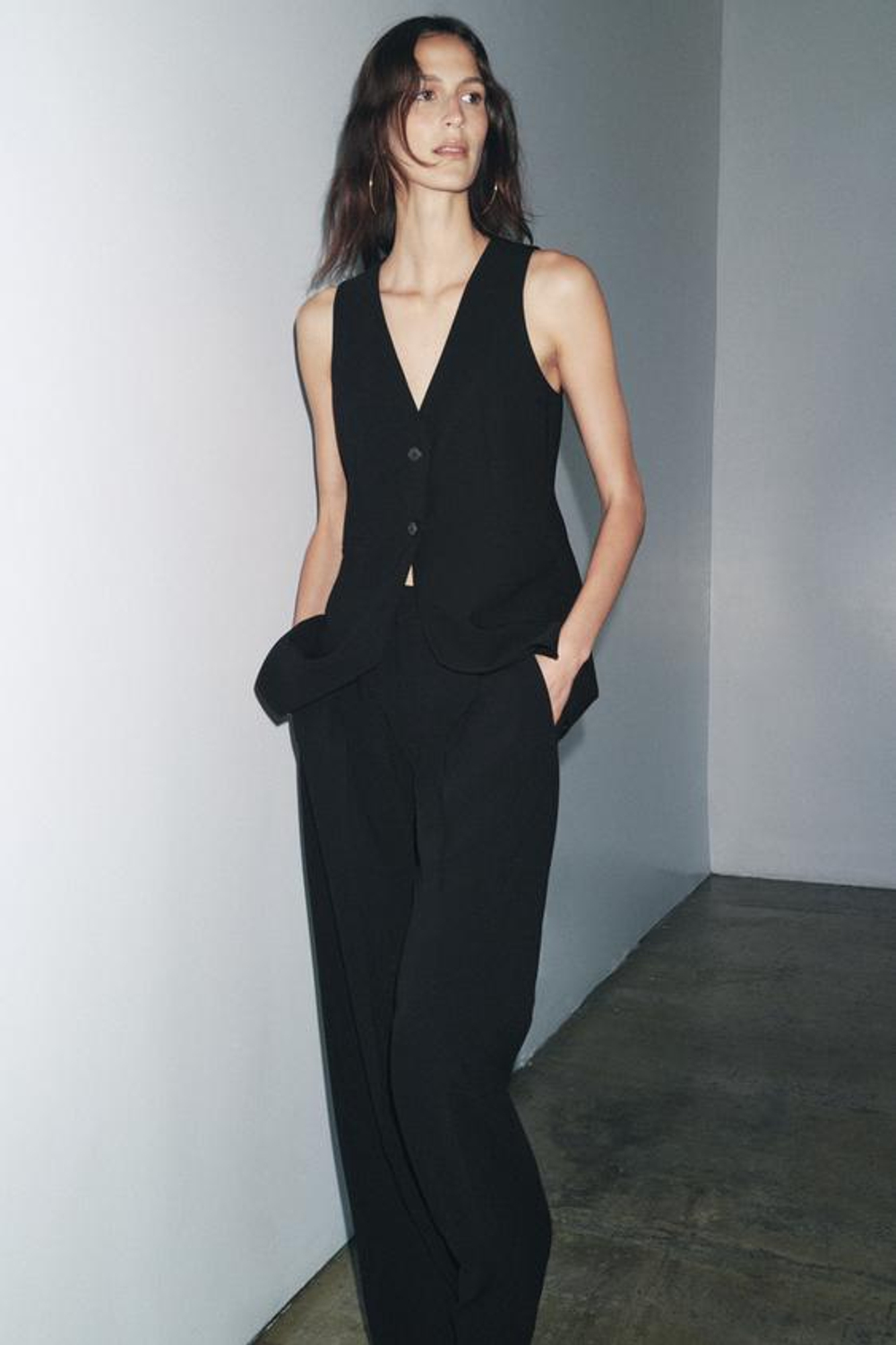 ZARA ПРИТАЛЕННЫЙ ЖИЛЕТ — ZW COLLECTION, ЧЕРНЫЙ