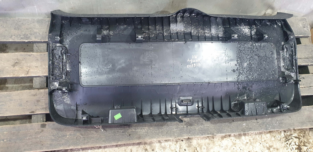 Обшивка крышки багажника Volkswagen Tiguan 1 07-18 Б/У Оригинал 5N0867601