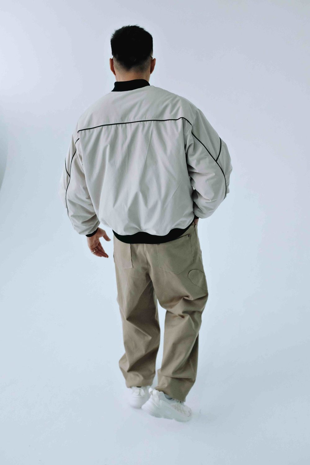 Бомбер VNVA бежевый