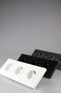 Розетки белые тройные с заземлением