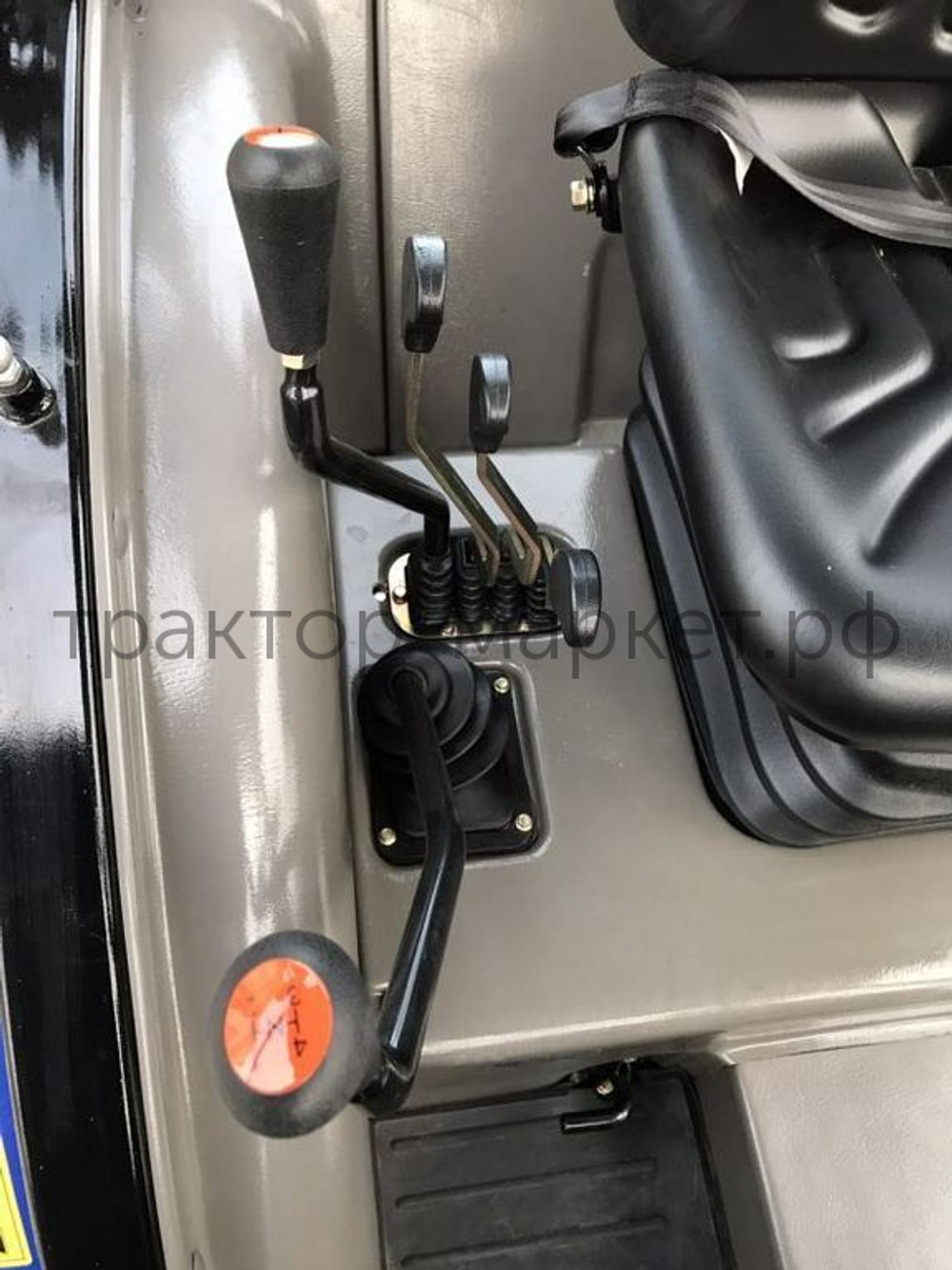 Трактор LOVOL TE-354 G3 с кабиной, 8+8 (реверсивная КПП)