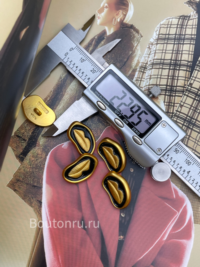 Пуговицы Скиапар. золотистые с черной эмалью "Губы"