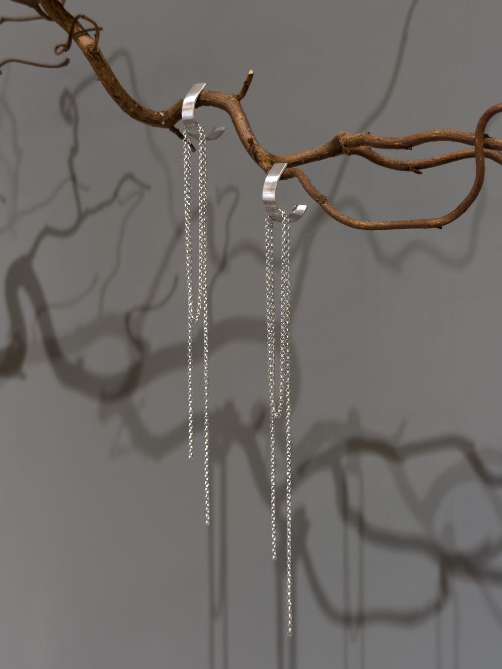 Моносерьга Полукруг с цепочками