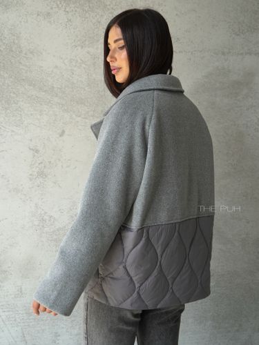 Серая комбинированная куртка с манишкой