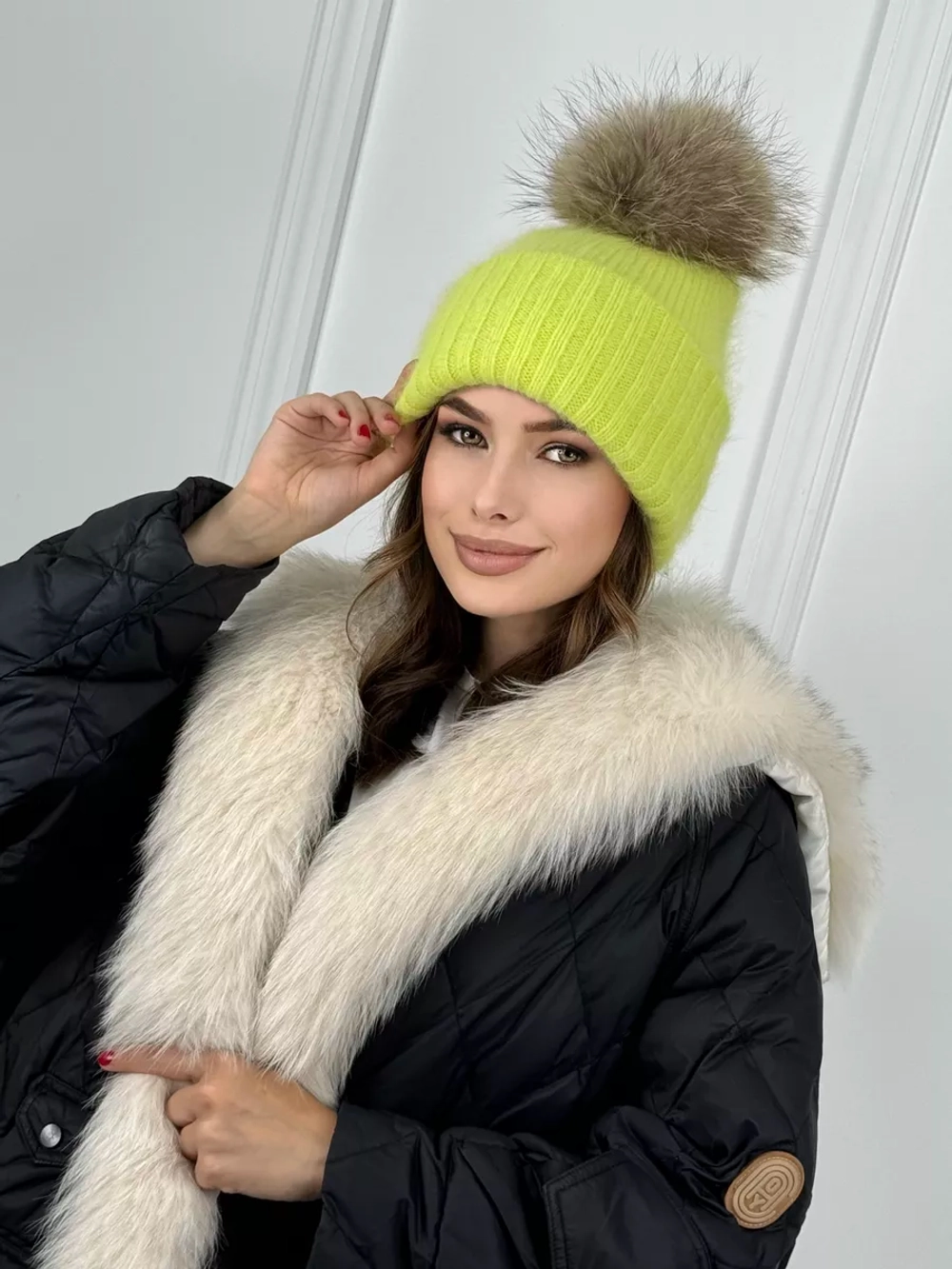 шапка ангора с меховым помпоном зимняя пушистая стильная