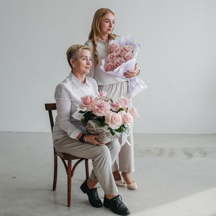 Композиция «Осенний подарок» — розы в декоративной корзине