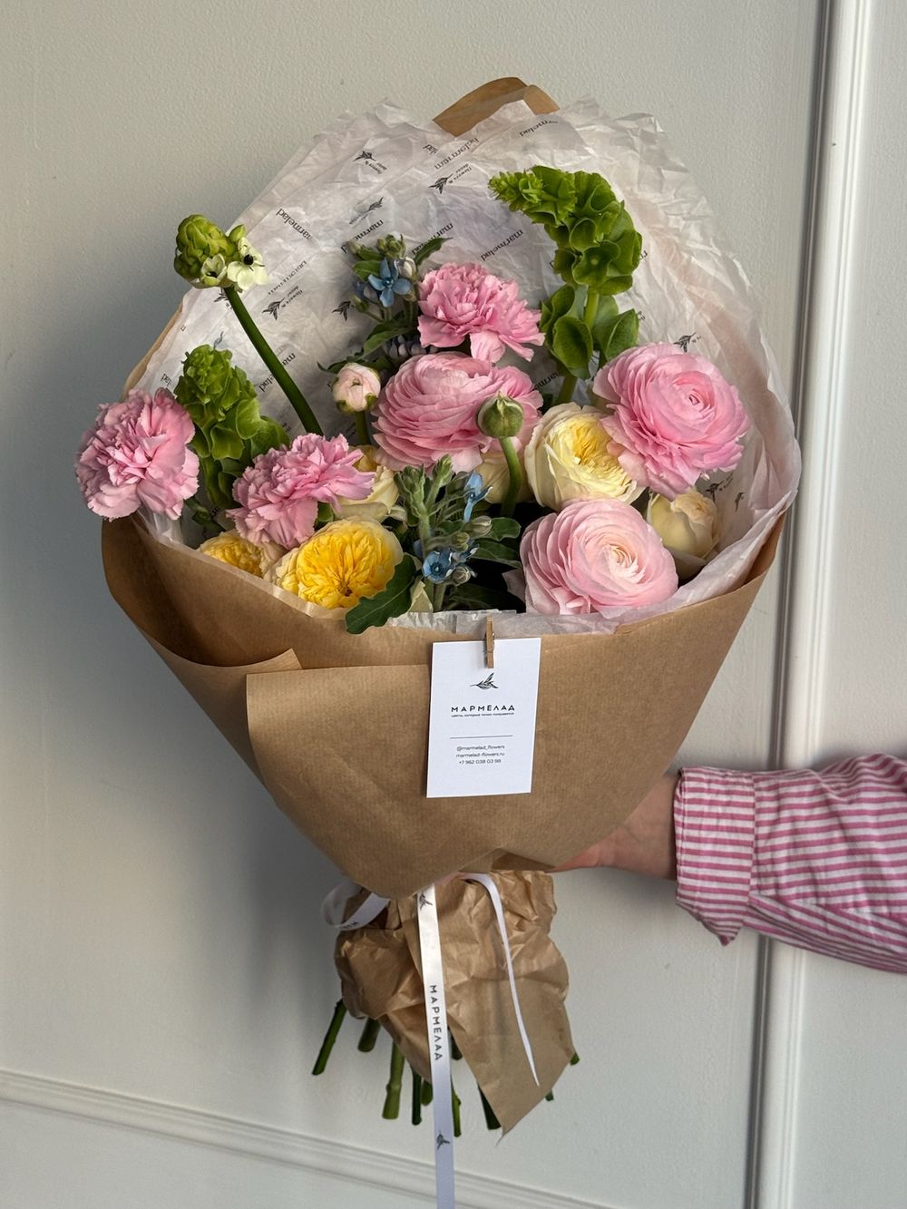 Букет из диантусов, оксипеталума, ранункулюсов, молюцеллы и кустовых пионовидных роз