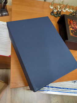 Книги подарочные в обложке из натуральной кожи "Мысли, афоризмы и шутки знаменитых мужчин. Мысли, афоризмы и шутки знаменитых женщин" (2 тома)