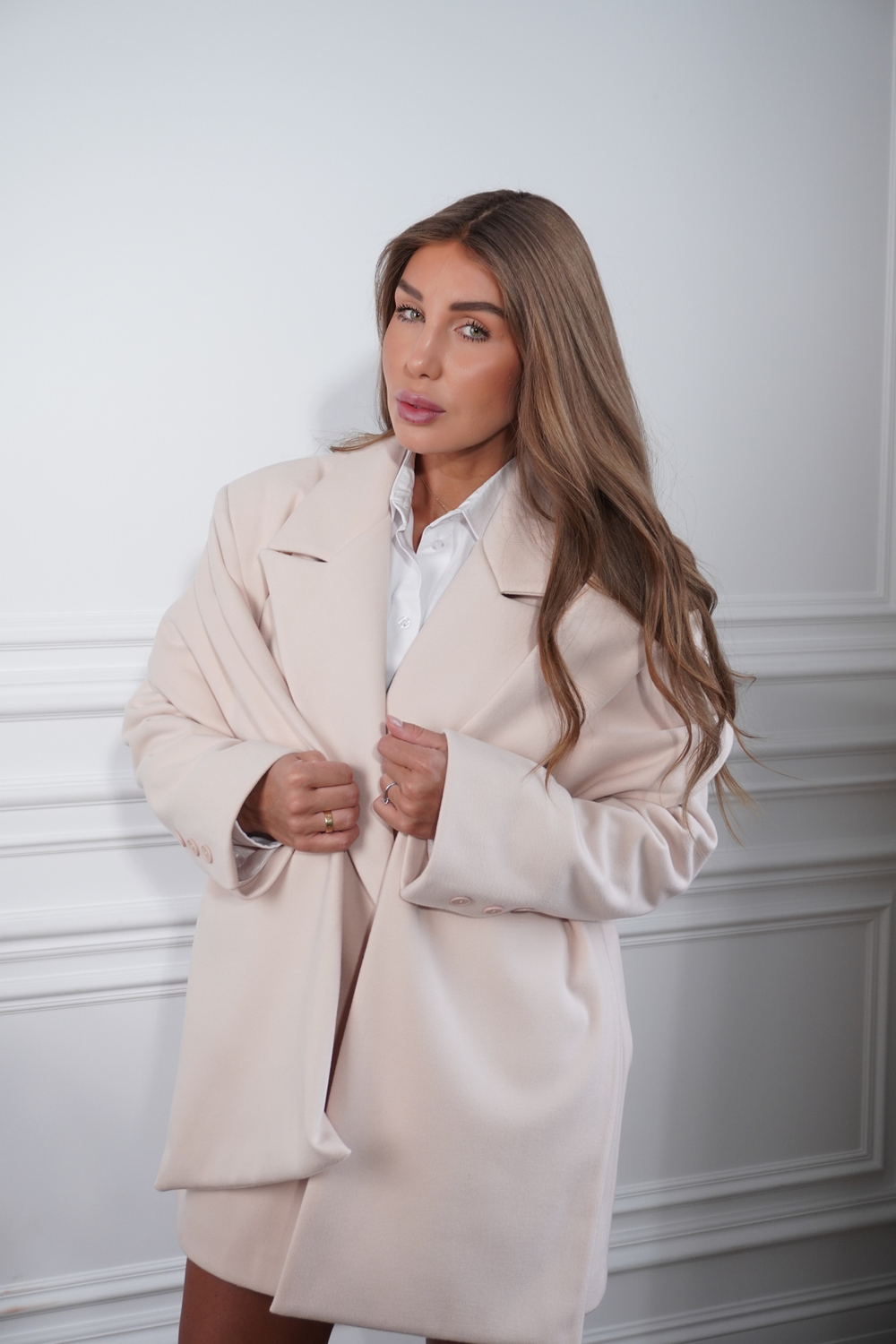 Пальто-пиджак с юбкой в молочно-бежевом цвете