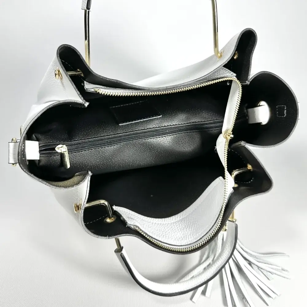 Женская белая сумка из натуральной кожи с металлическими ручками