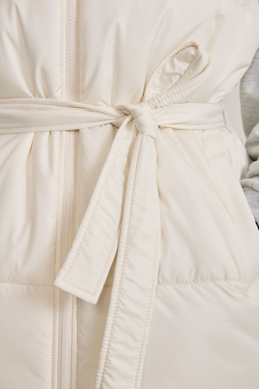 Жилет утепленный с поясом, молочный