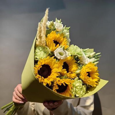 Букет "Солнечный" (Лагурус, подсолнух, эустома, диантус/гвоздика)
