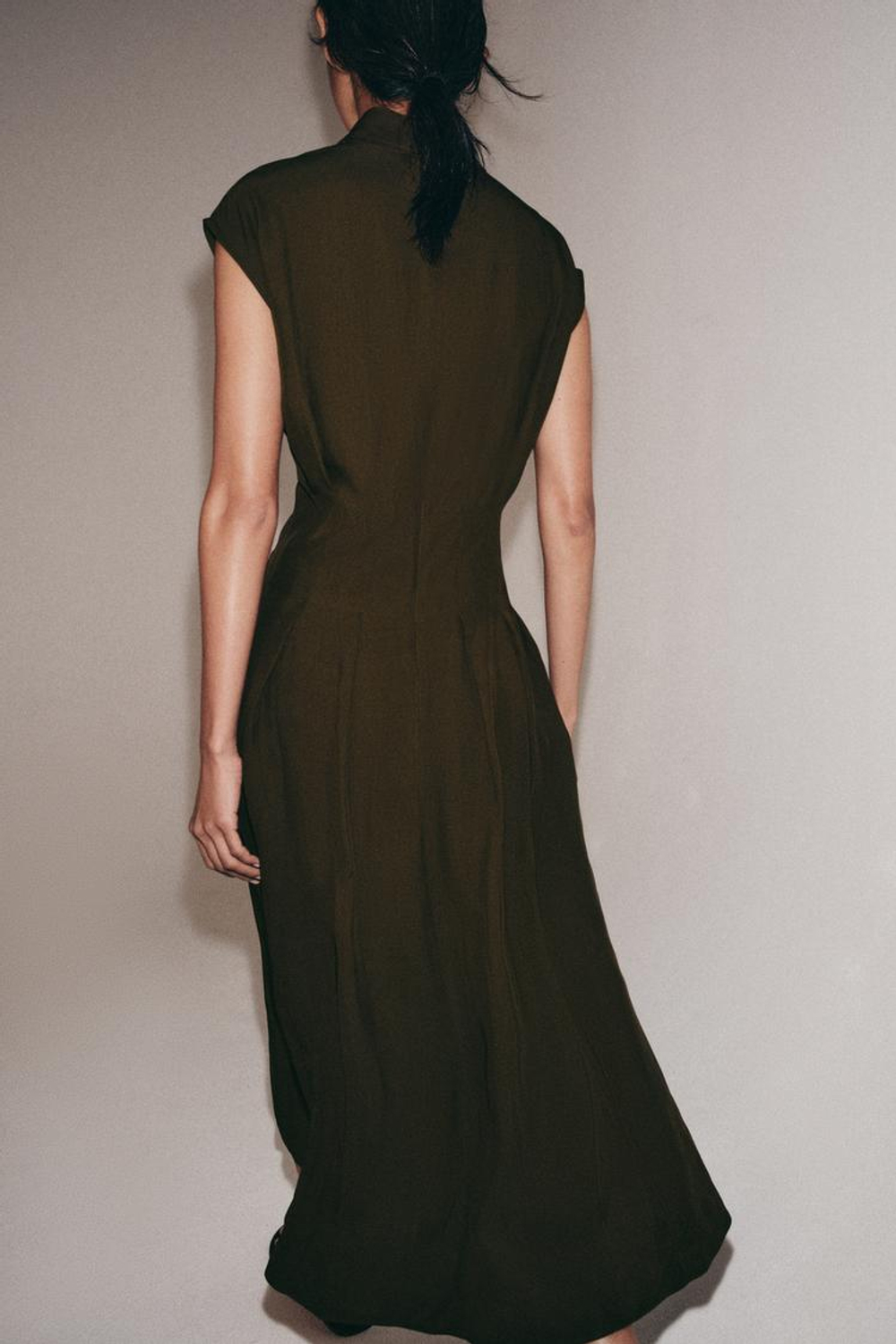 ZARA ПЛАТЬЕ МИДИ С ЗАВЯЗКАМИ — ZW COLLECTION, ХАКИ