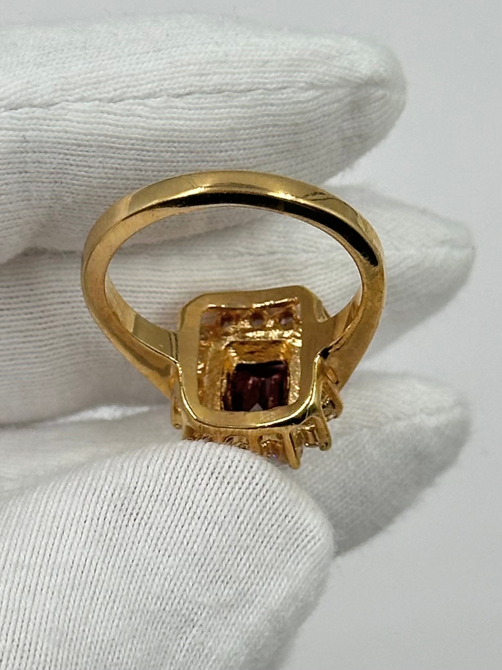 Кольцо с кристаллами