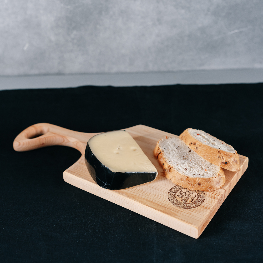 Деревянная доска из цельного куска древесины сибирского кедра. RD68