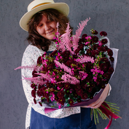 53. Букет с хризатемами сантини в бордовых оттенках