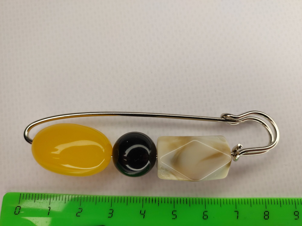 Булавка брошь "Уютные камушки" Булавка для кардигана, пальто, платков, костюмов, одежды. Цвет жёлтый белый