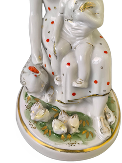 Фарфоровая статуэтка "Мама с ребенком, кормящая кур" Чудово
