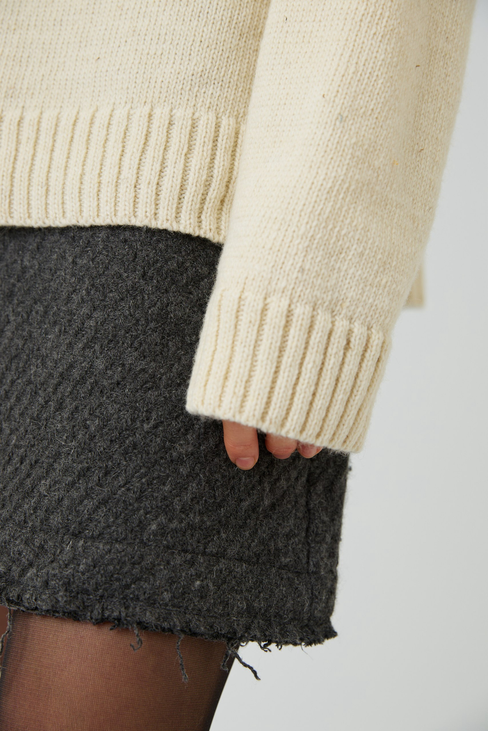 Свитер с горлом из шерсти молочного цвета