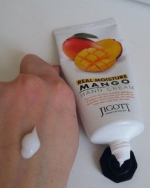 Jigott Крем для рук с экстрактом манго Real Moisture Mango Hand Cream,100 мл.