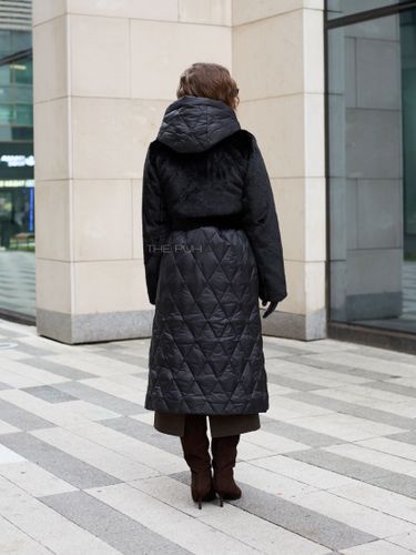 Черный комбинированный пуховик с капюшоном и поясом