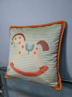 Подушка бархатная с деревянными лошадками