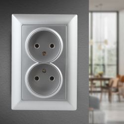 Розетка Intro Solo 4-204-03 без заземления двойная 2х2P, 16А-250В, IP20, СУ, алюминий