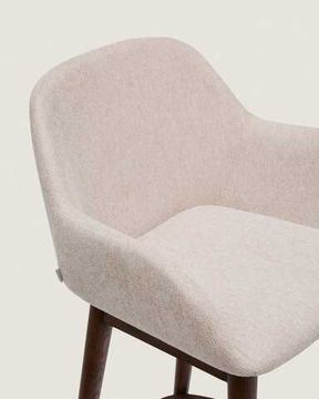 Полубарный стул Konna бежевого цвета с ножками из массива ясеня в темной отделке, 65 см Испания 