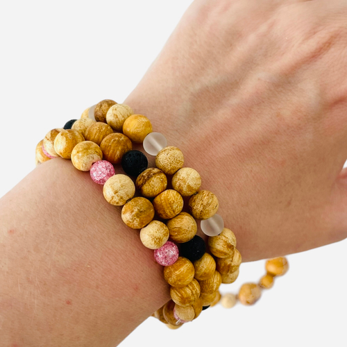 Браслет из маленьких бусин из пало санто и вулканита
