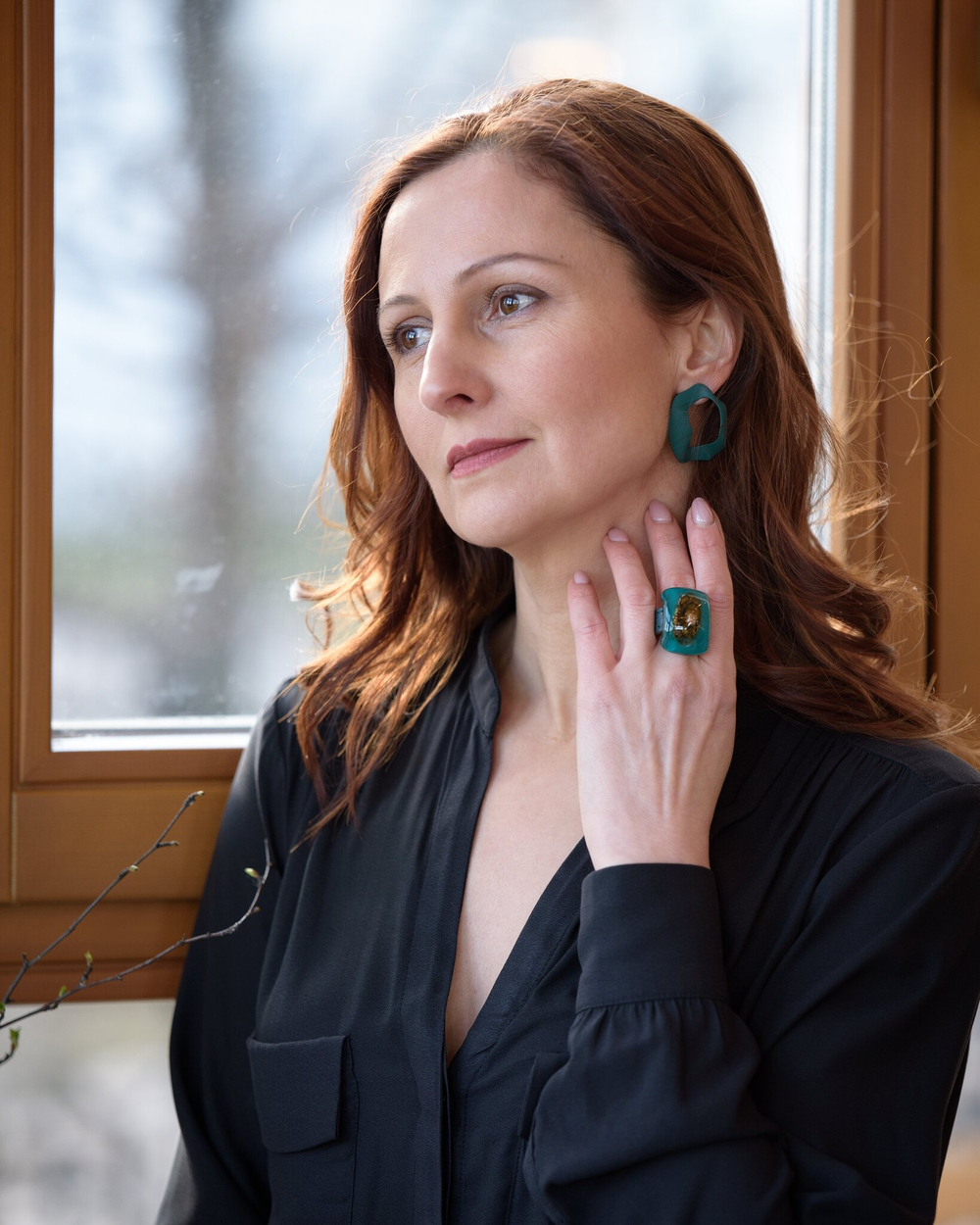 Кольцо в технике фьюзинг (запеченое стекло) на натуральной коже.