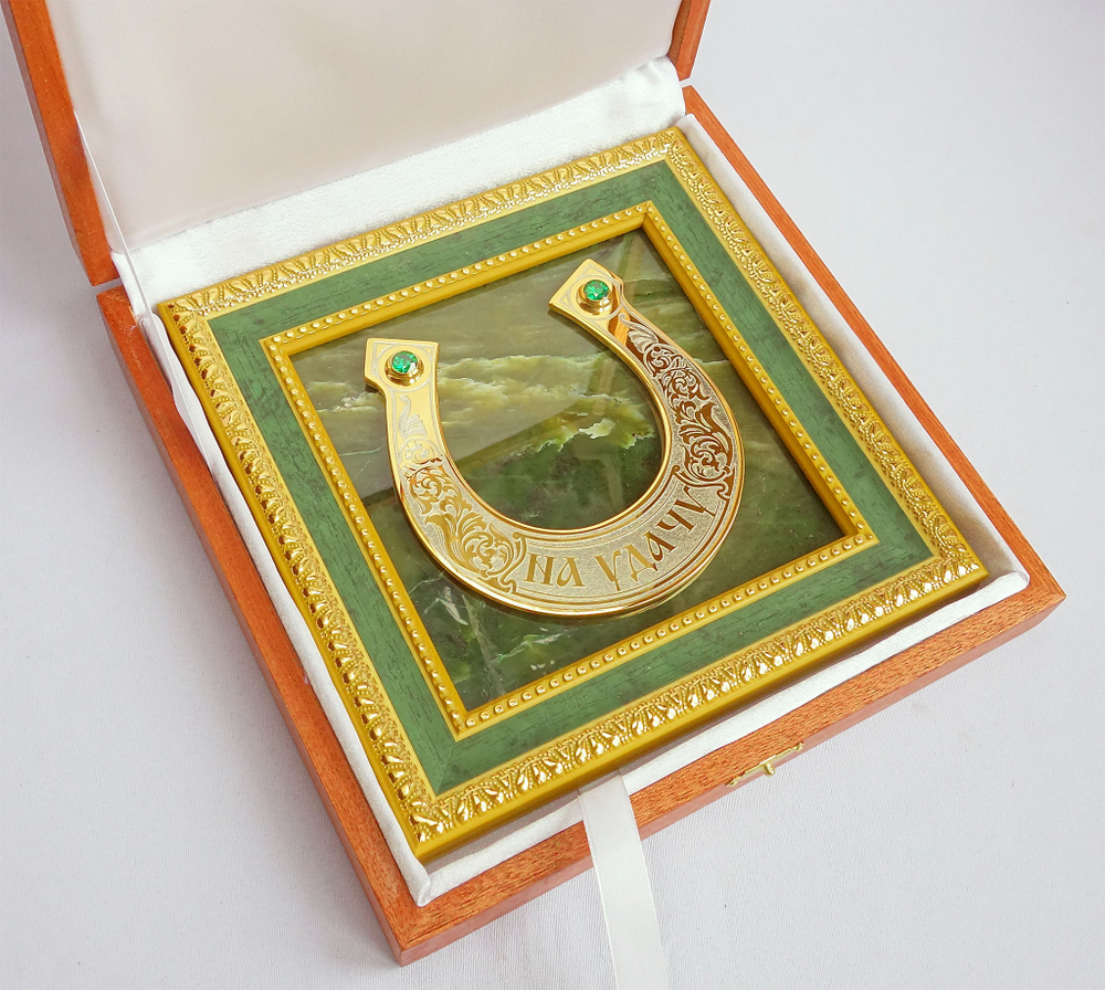 Подкова на нефрите