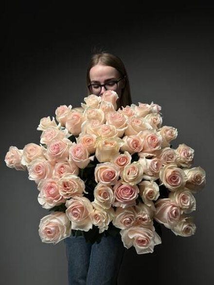 Букет из 35 нежно розовых роз под ленту