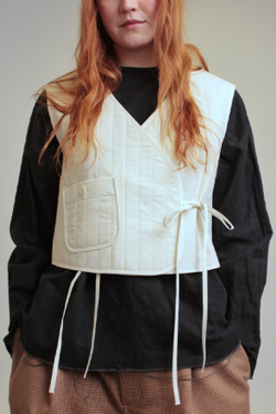 Жилет стеганый на запах из молочного хлопка