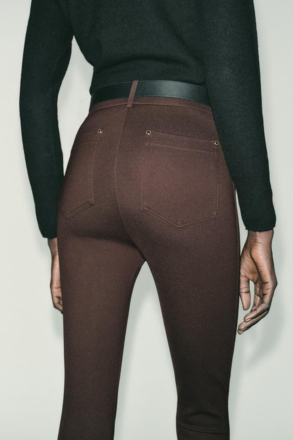 ZARA ДЖЕГГИНСЫ СО СРЕДНЕЙ ПОСАДКОЙ И РЕМНЕМ, ТЕМНО-КОРИЧНЕВЫЙ