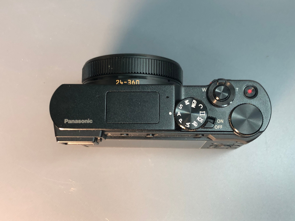 Panasonic Lumix DC-TZ202, незначительный налет на линзе