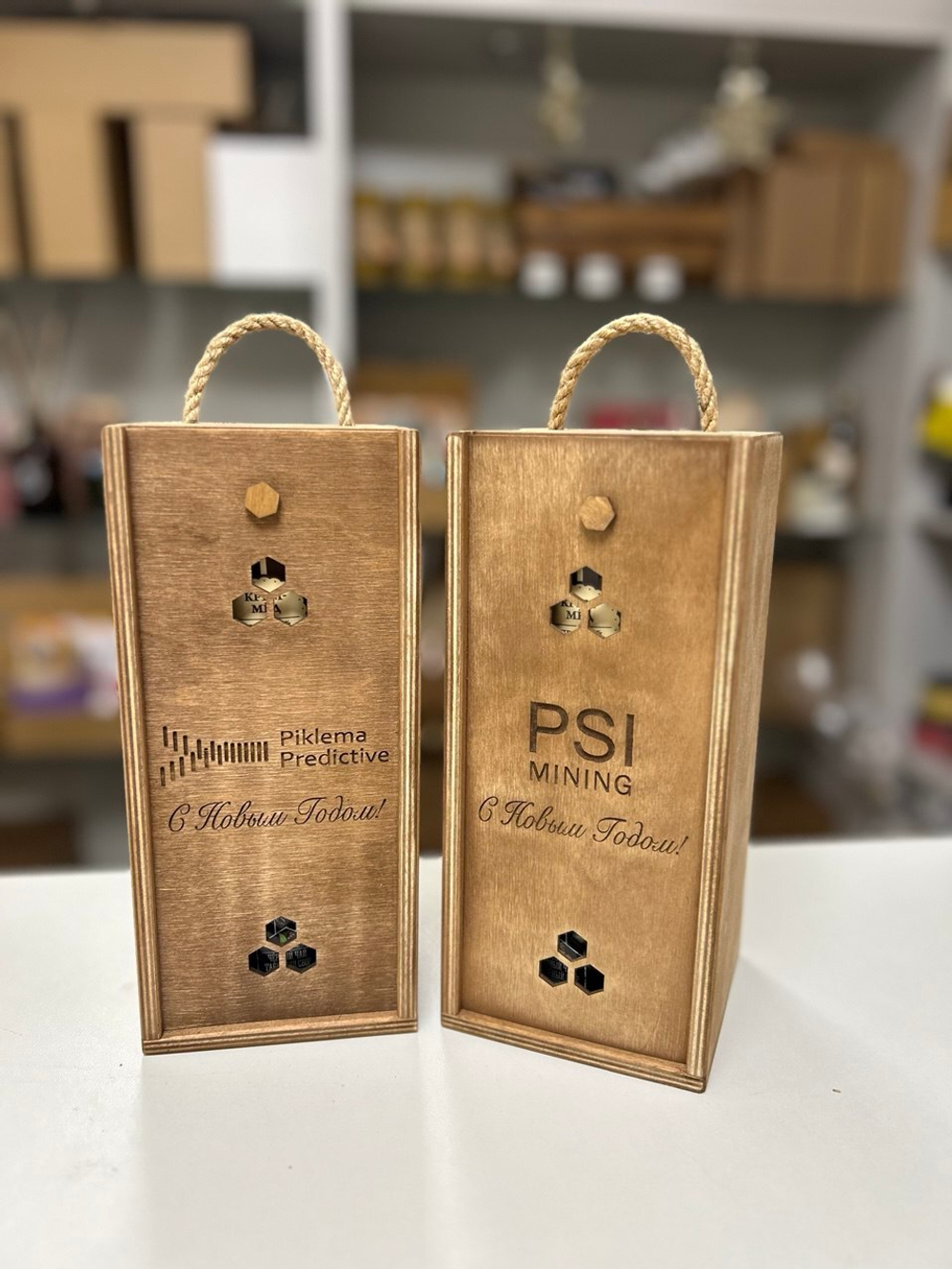 Корпоративный подарочный набор с брендированием в деревянном ящике с медом и чаем